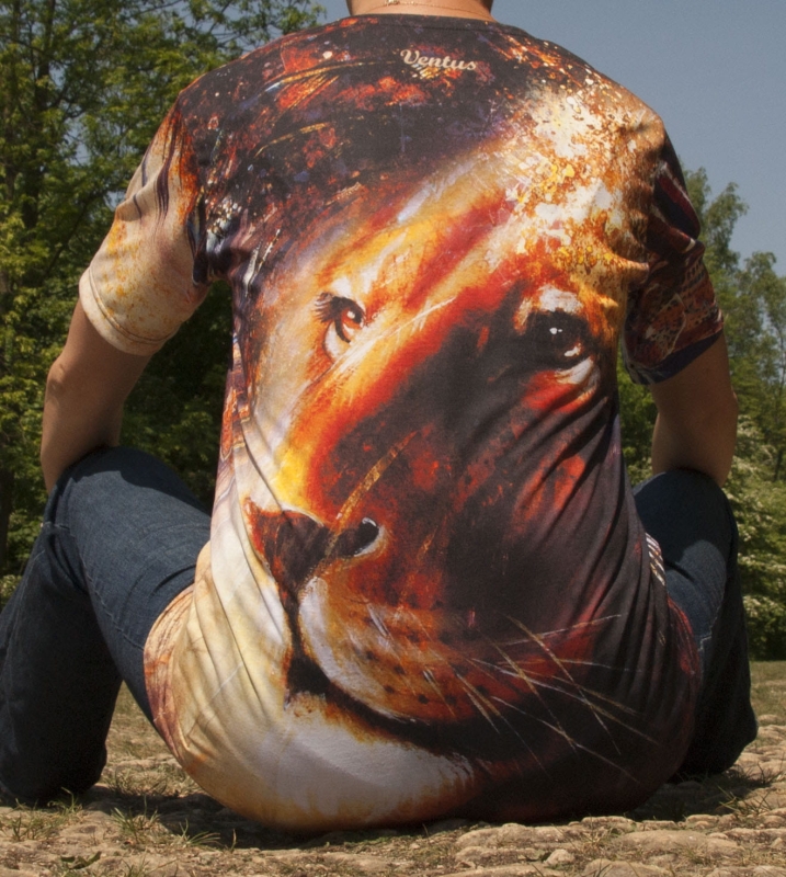 Tył koszulki T-shirt z nadrukiem głowy lwa, fason VKT-1, krótki rękaw nadruk metodą sublimacji, intensywne kolory.jpg